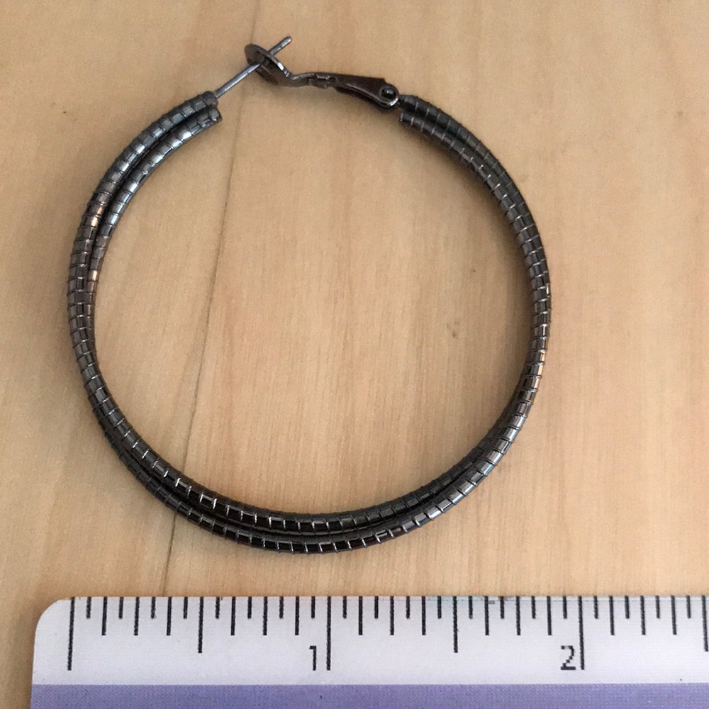 CLEARANCE Vintage 90’s Fashion Statement Hoops - Picture 3 of 3